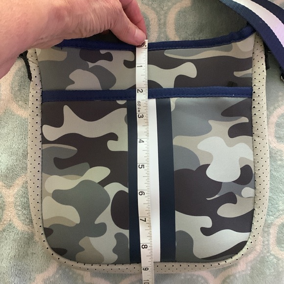HAUTE SHORE BAG - crossbody, camouflage, neoprene, almost new, pockets,light! - Picture 10 of 10